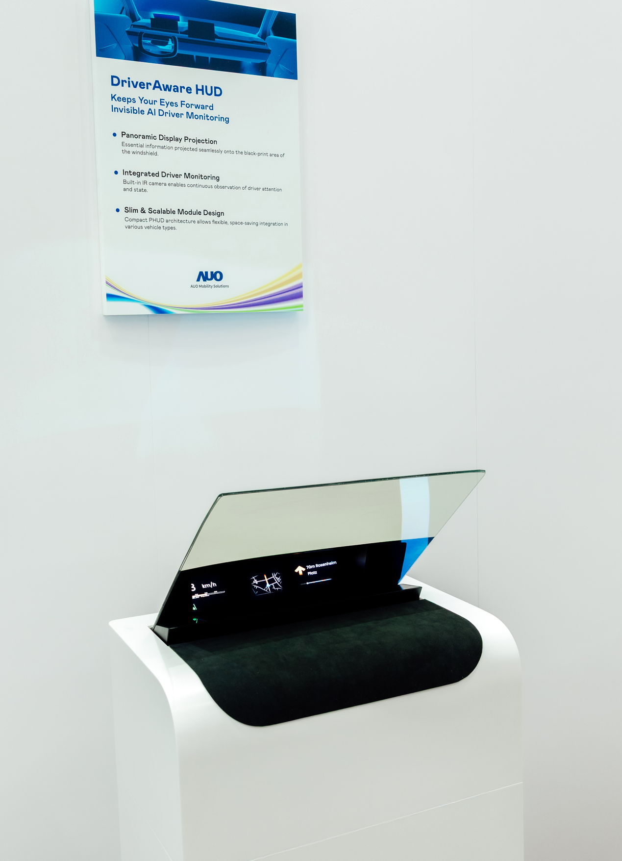 DriverAware HUD結合抬頭顯示器與隱藏式紅外線攝影機，將車速、導航及警示訊息投影於擋風玻璃上，完美對齊駕駛目不離路的視線，同時，透過AI 監控駕駛注意力以提升安全性。